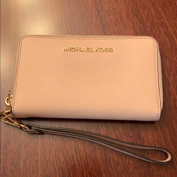 Michael Kors Handbags - Michael Kors wristlet